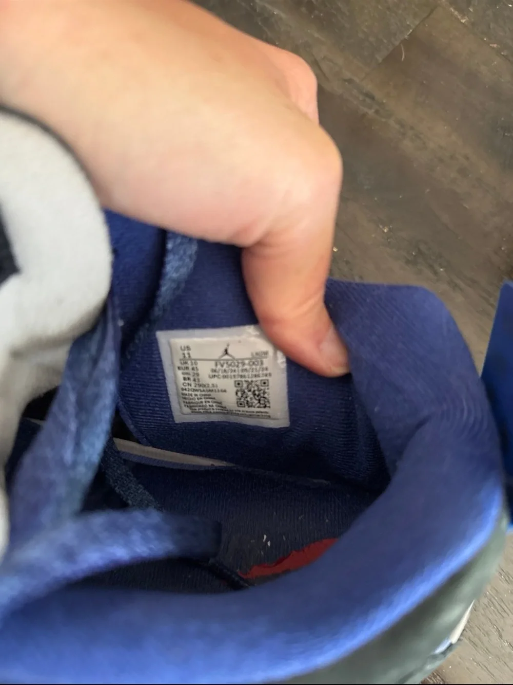 Air Jordan 4 Retro Rare Air (white lettering). men’s 11. pre-owned. Worn.